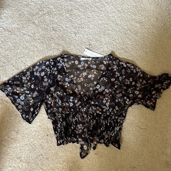 Timing Tie Bust Front Short Sleeves Crop Top. Size Sm & Lg P325/A2394 - Picture 7 of 7